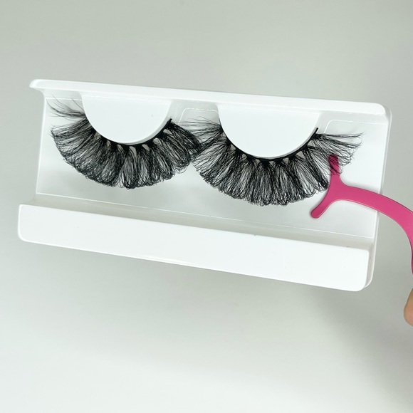 Novah Lashes - Picture 3 of 4